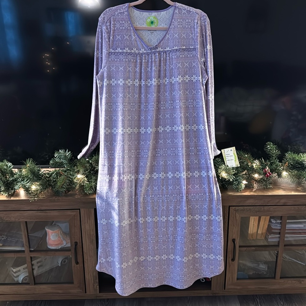 Woman’s NWT Medium Nightgown purple